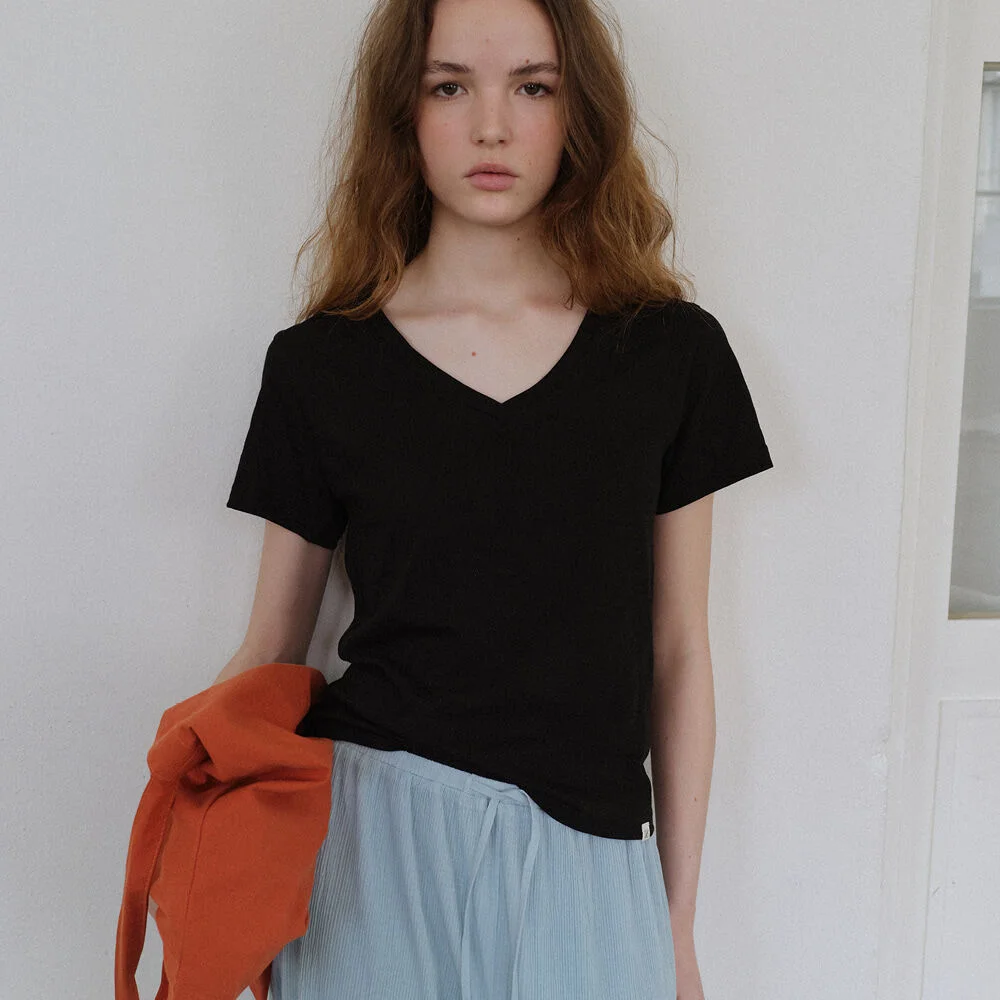 Eze V neck T-shirt (Black)