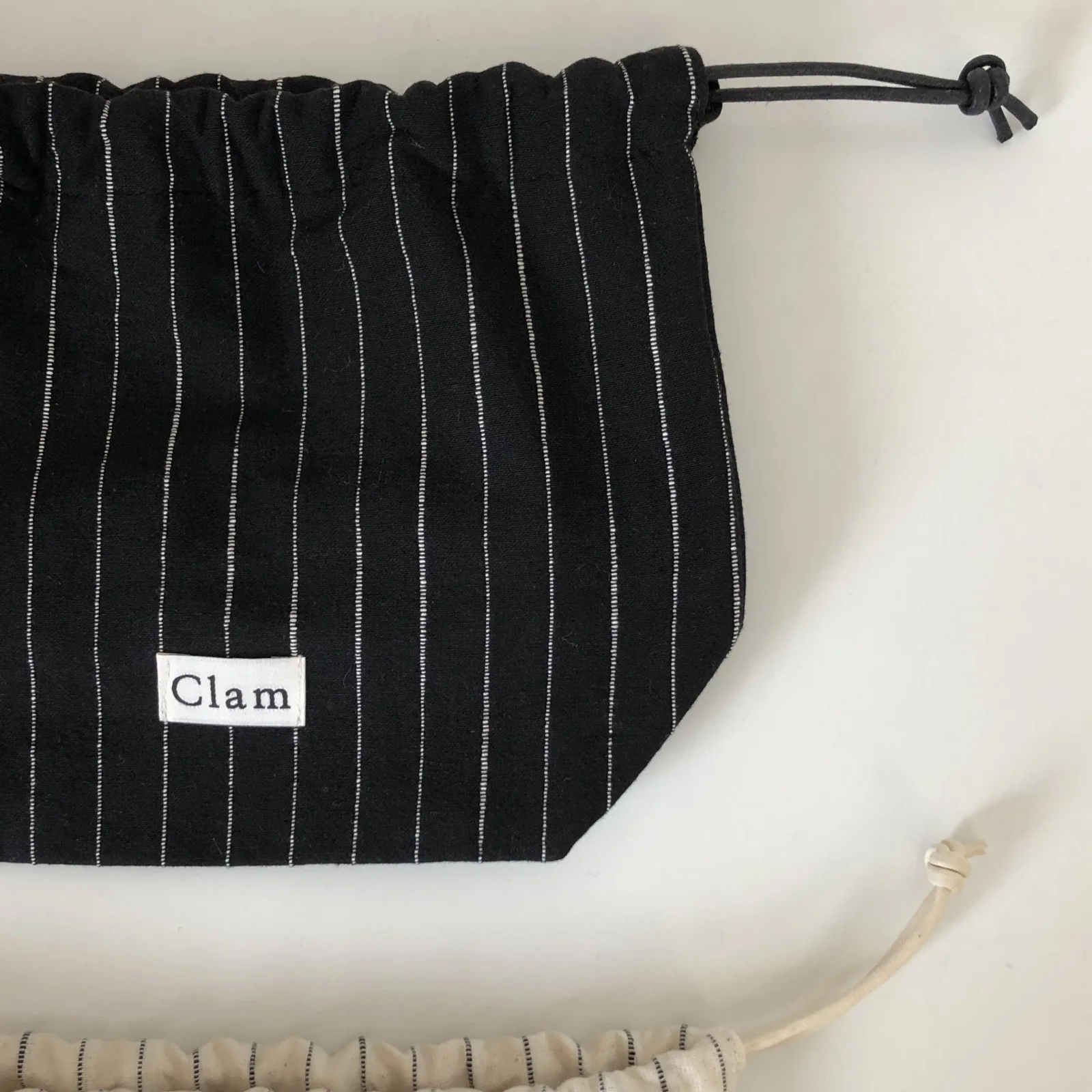 Clam string pouch _ Natural black stripe