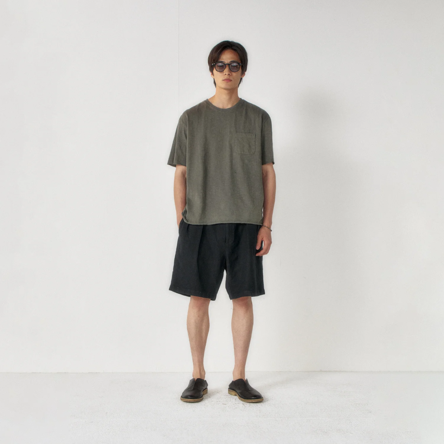 Washed Linen Two Tuck Shorts_Black