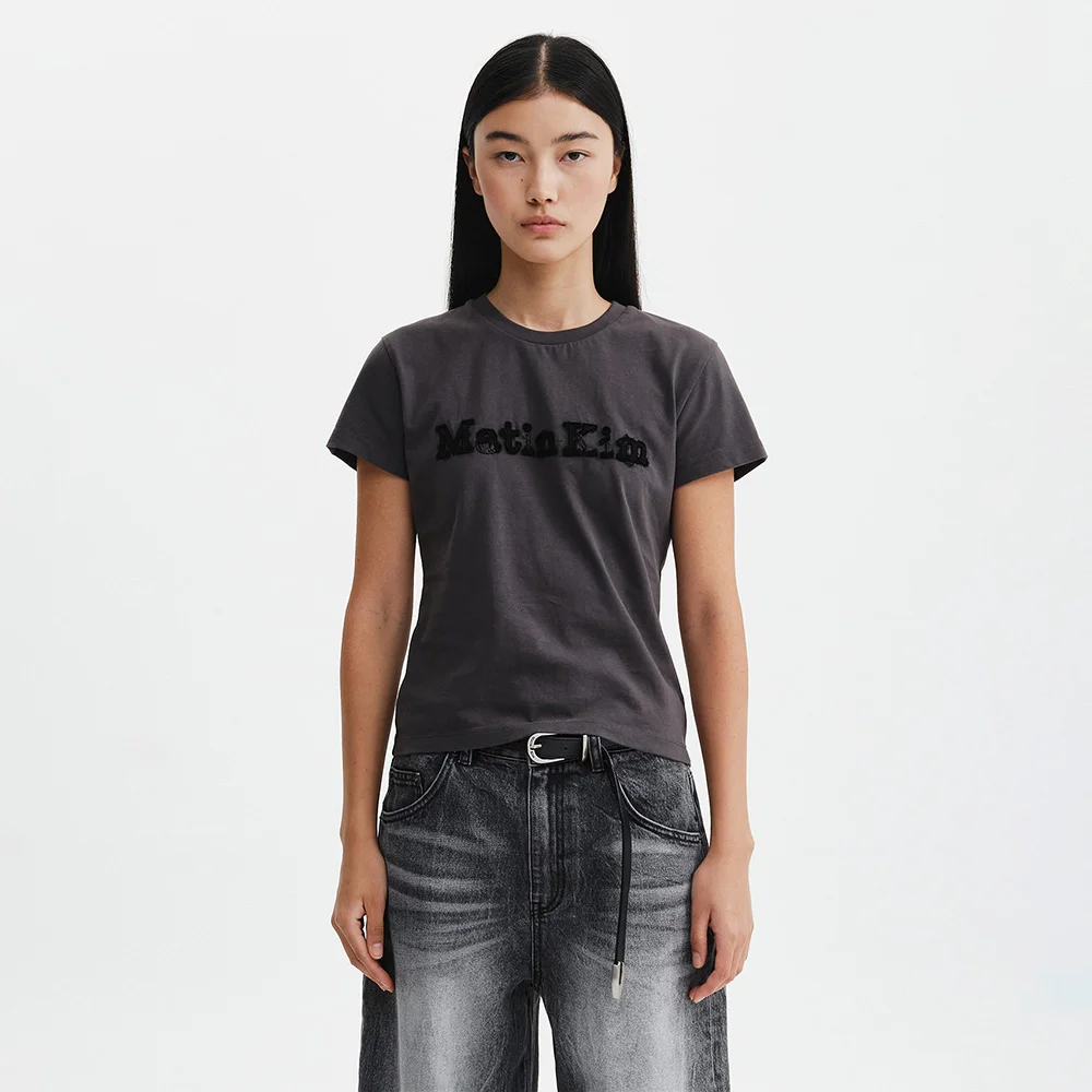 APPLIQUE LOGO SLIM TOP IN CHARCOAL