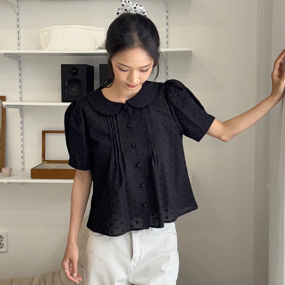 Flower embroidery round collar puff blouse_Black