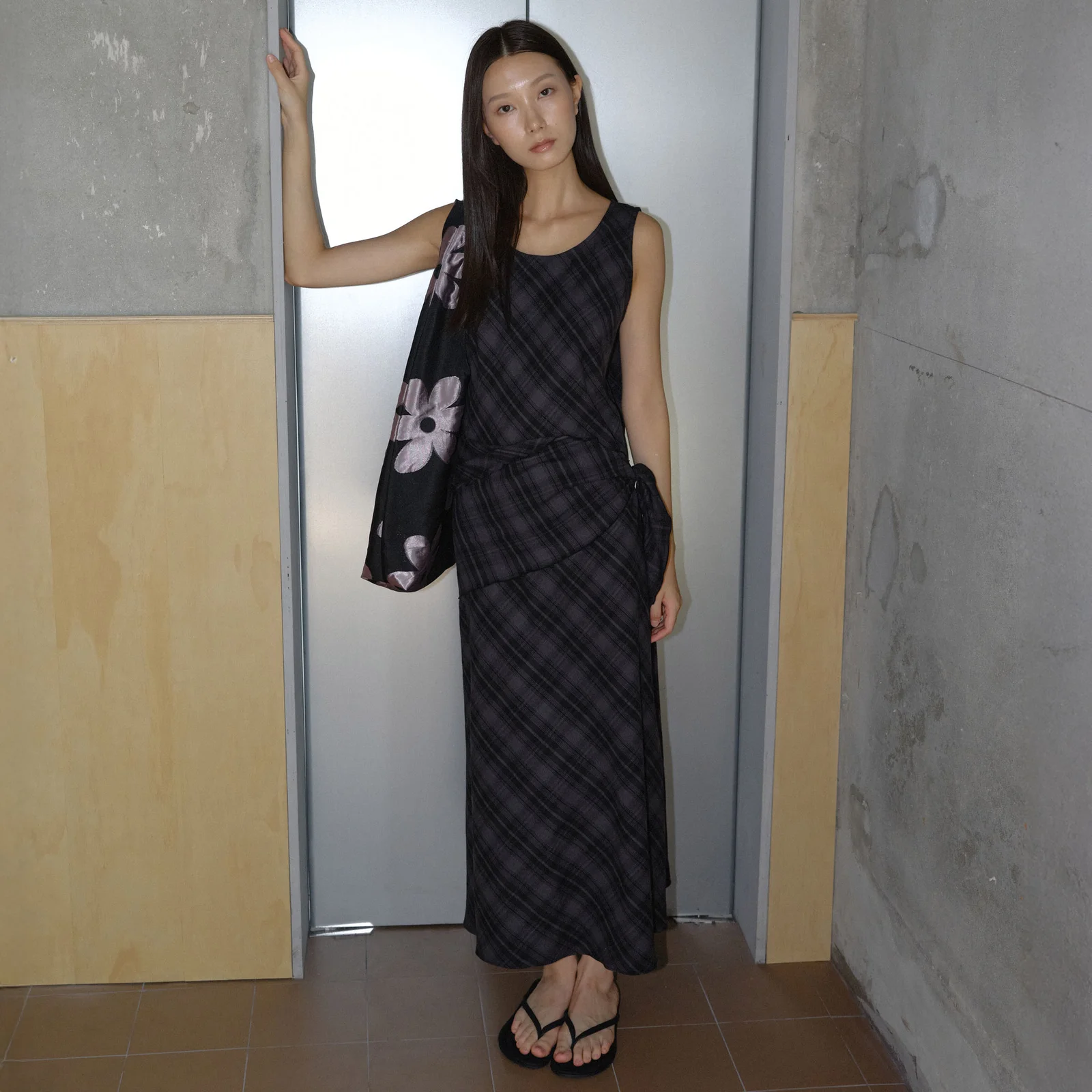 SLEEVELESS CHECK SCARF MAXI DRESS / CHARCOAL