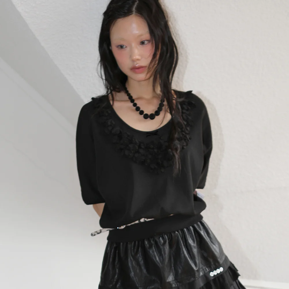 FLOWER DECO RIBBON TOP BLACK