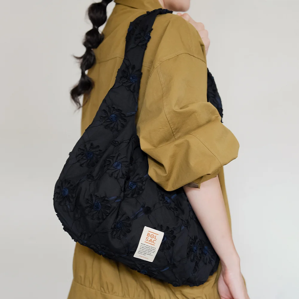 bloom shoulder bag _ soft black