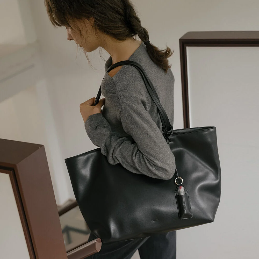 Soft leather oversized shoulder bag _Black