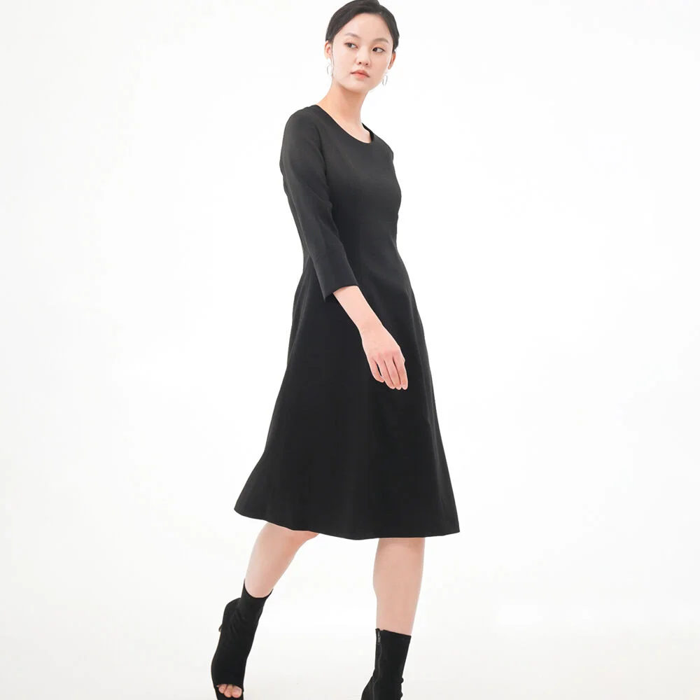 Round Neck Semi Slim Dress _Black