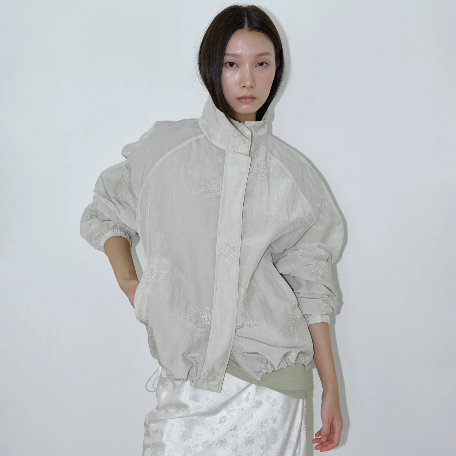 OLIVE EMBROIDERED ZIP BLOUSON / BEIGE