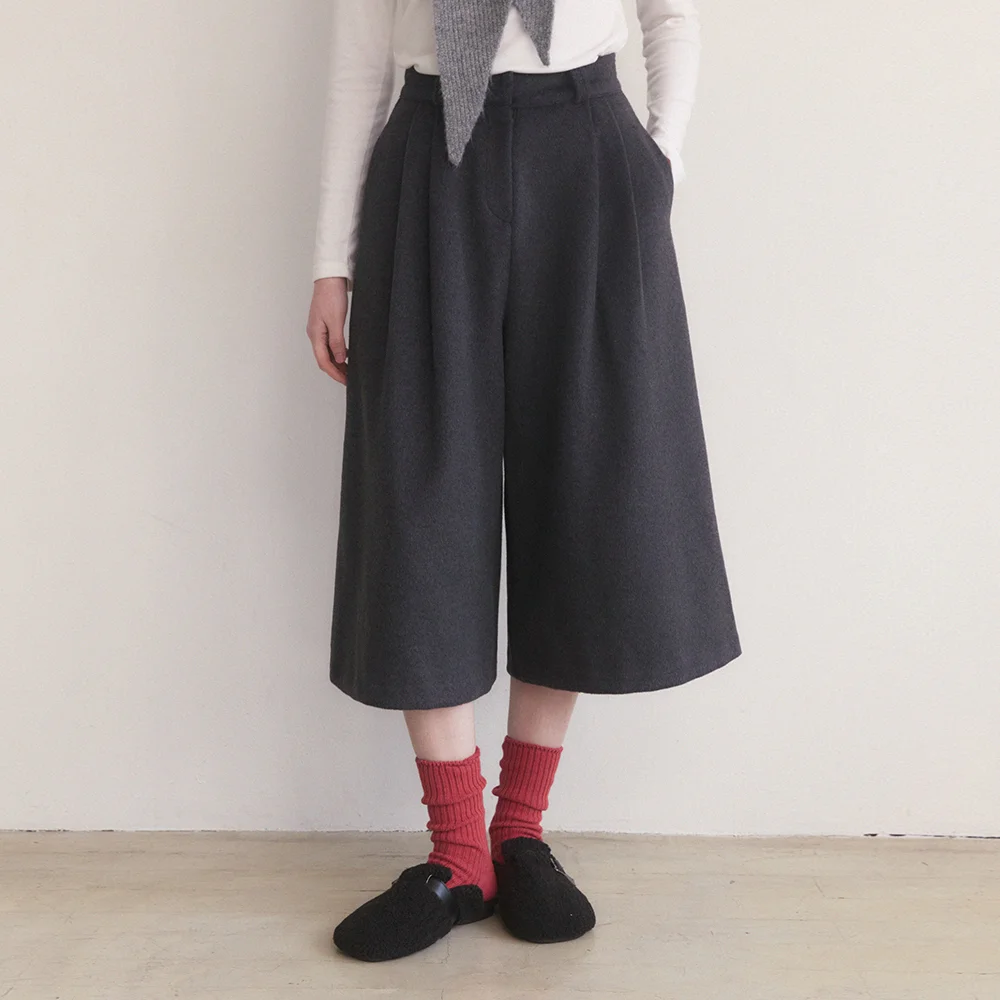 Woolen pintuck long burmuda pants - charcoal