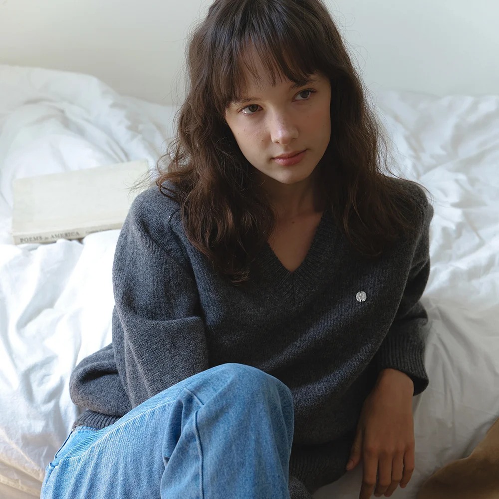 V-neck shetland wool knitwear_charcoal