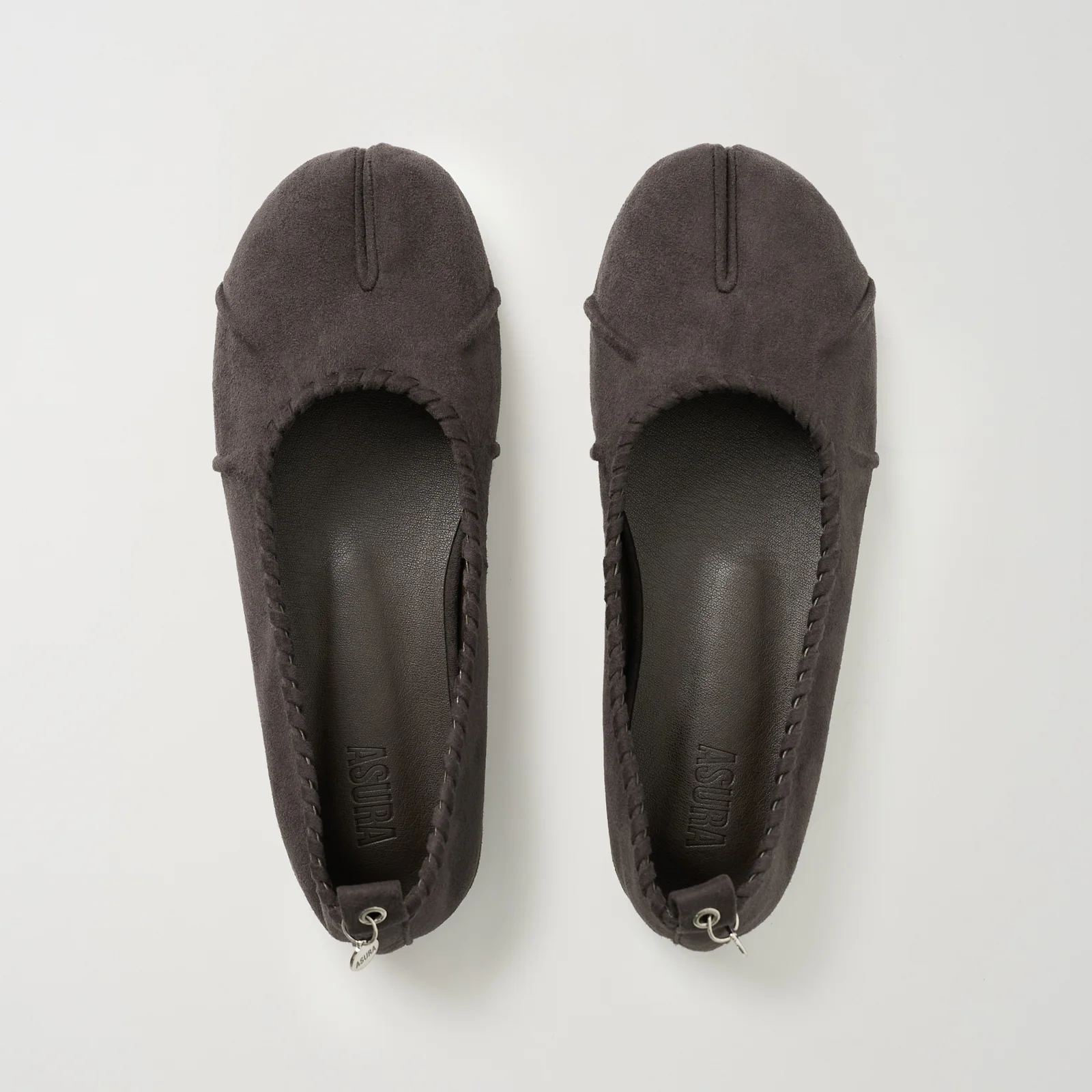 TWIST SUEDE TABI (CHARCOAL)