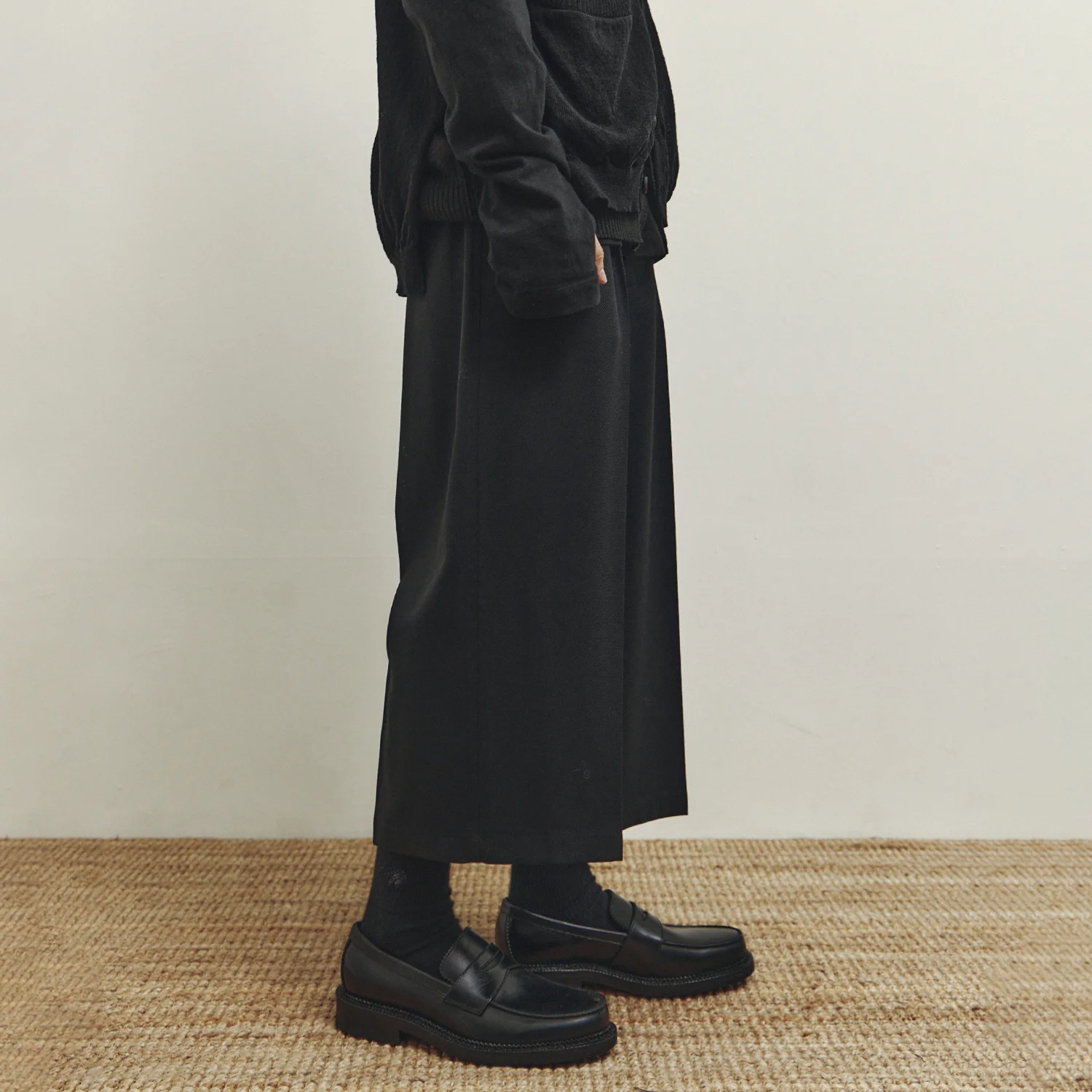 2-pleated Cropped Pants - Black