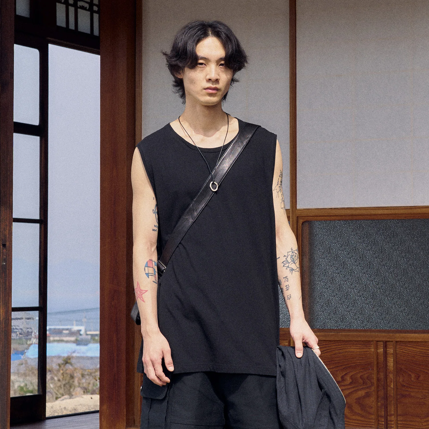 Cut-off Slit Sleeveless - Black