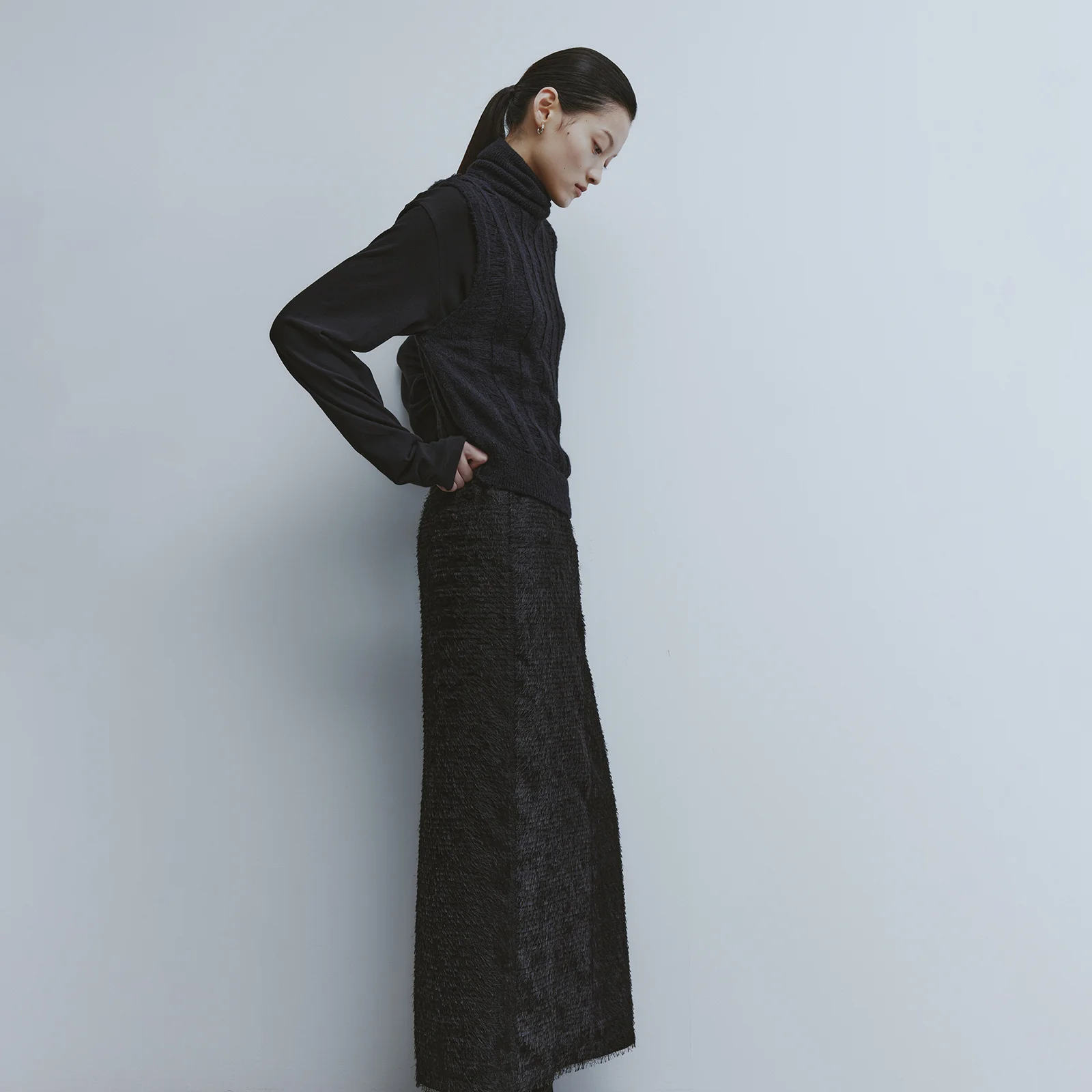 High Neck Damaged Knit Vest-Black