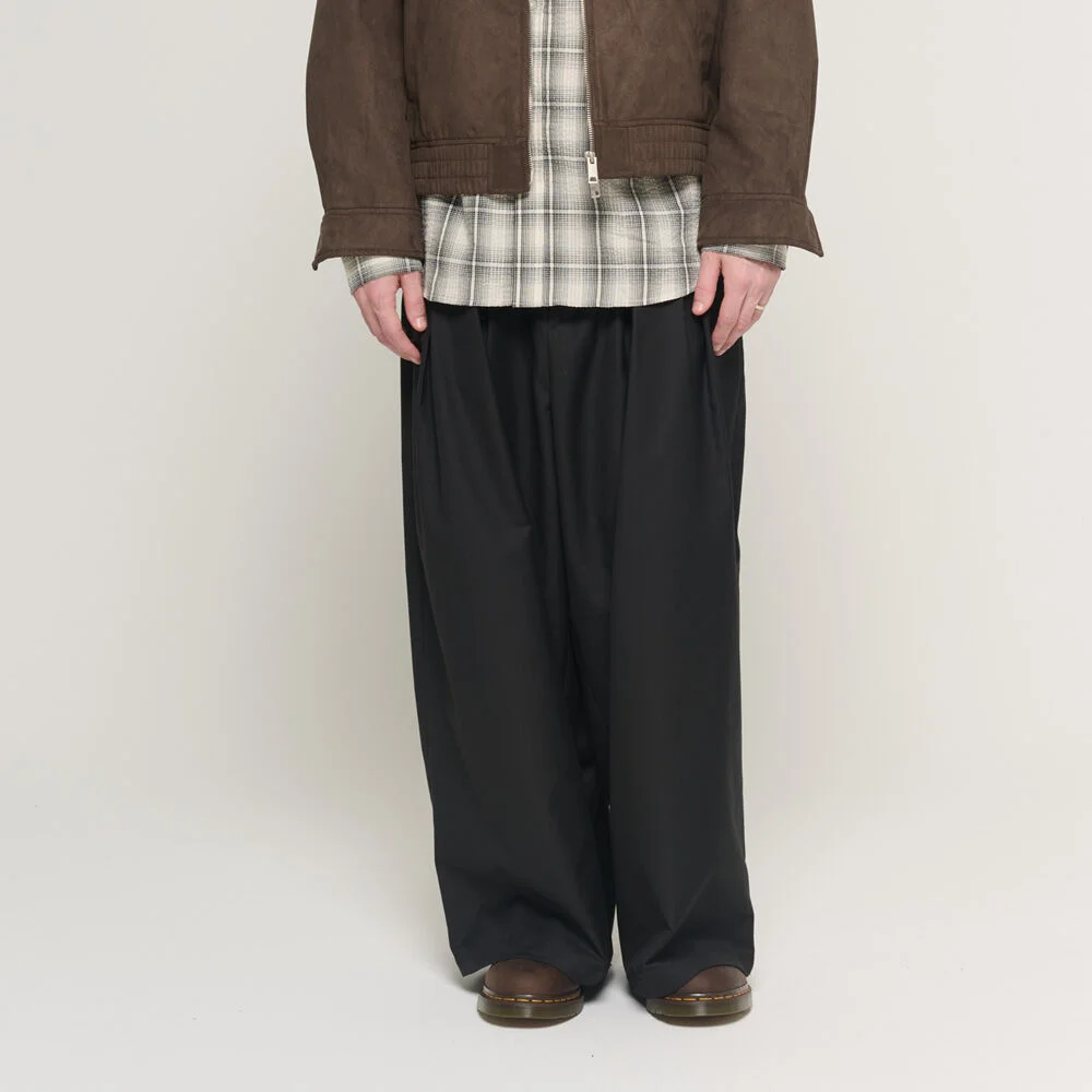 SEASON BALLOON TWO-TUCK SLACKS (BLACK)