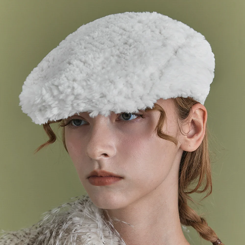 FLAT CAP IN CREAM FUR PASTRY