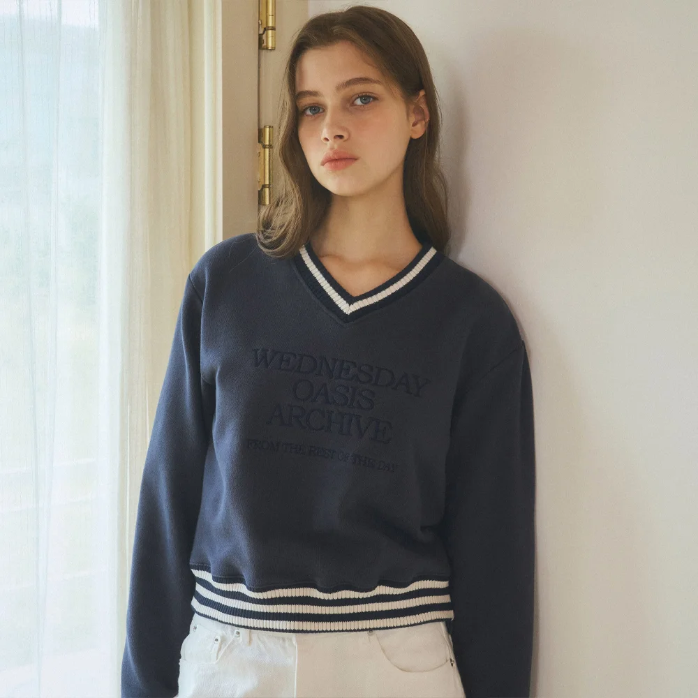 Signature lettering V-neck sweatshirt 2COLOR