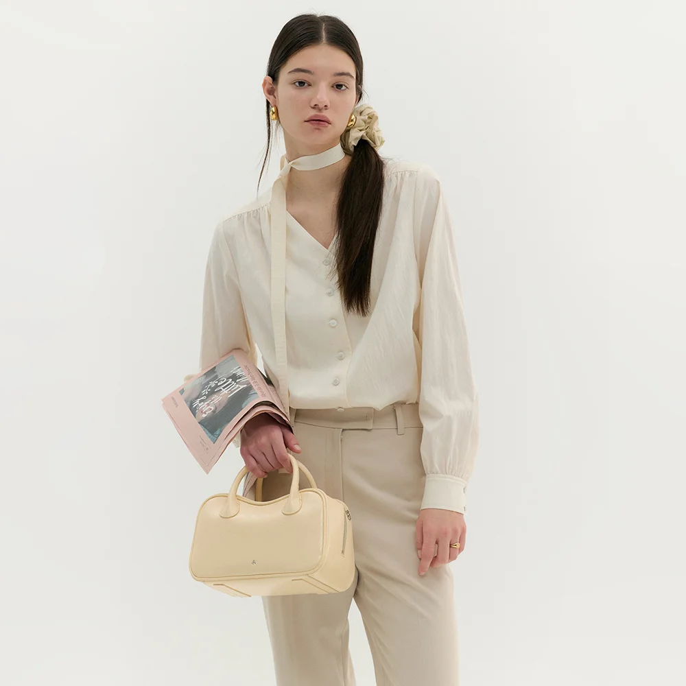 V-NECK TIE SHIRRING BLOUSE (sand ivory)