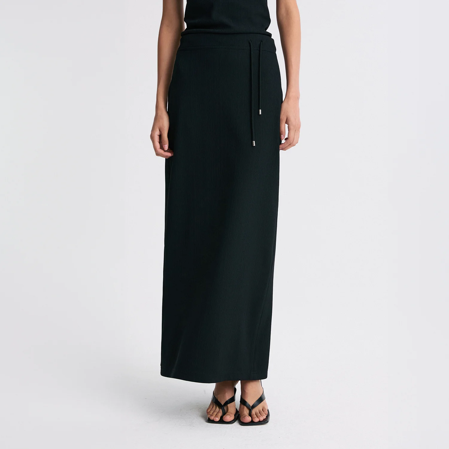 BACK-SLIT DRAWSTRING RIBBED SKIRT