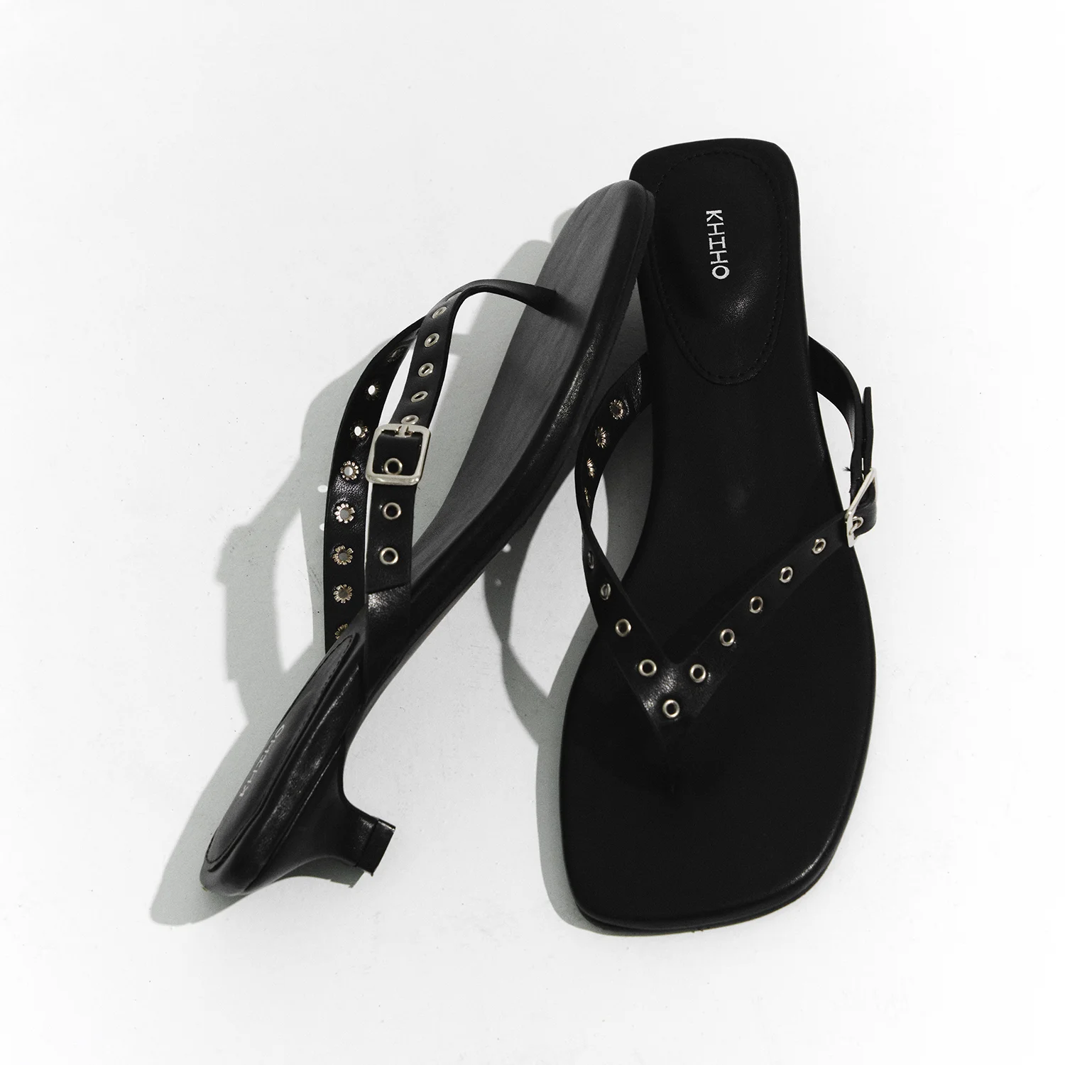 EYELET KITTEN FLIP-FLOP / BLACK