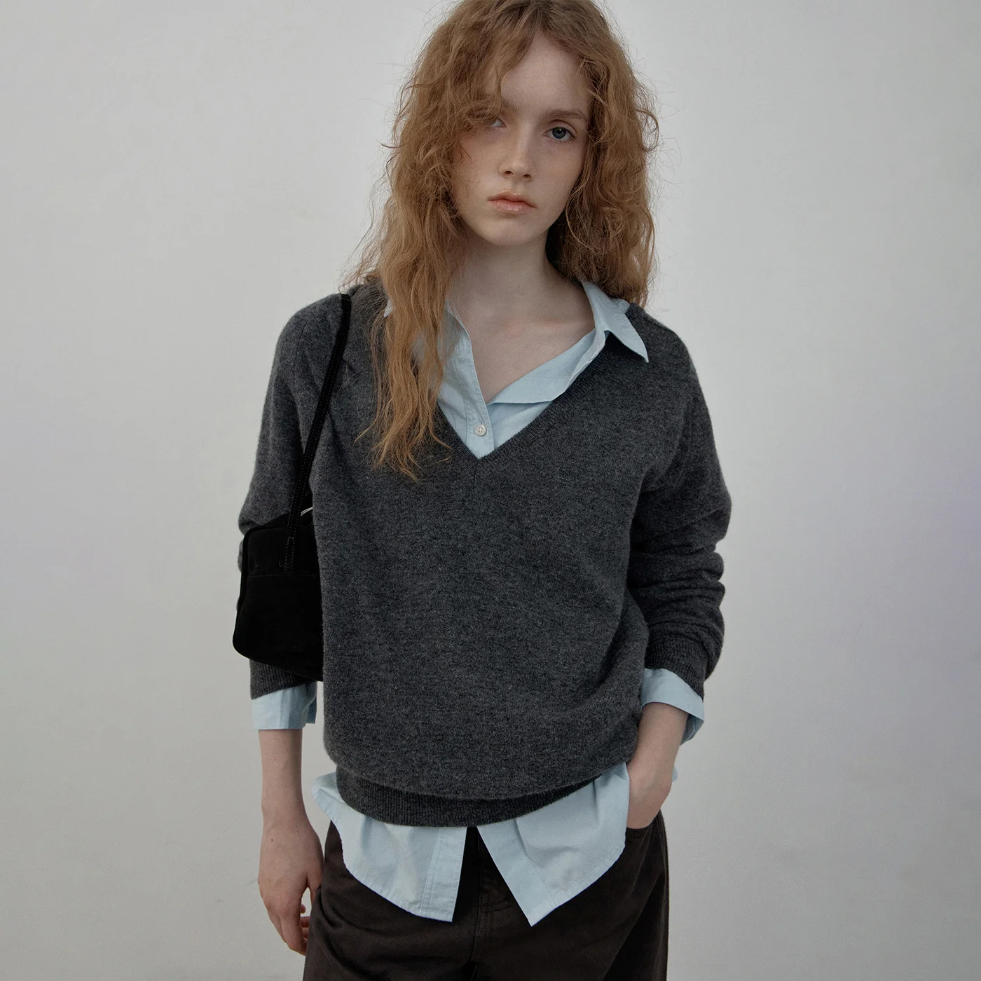 Roa cashmere deep v-neck knit (charcoal)