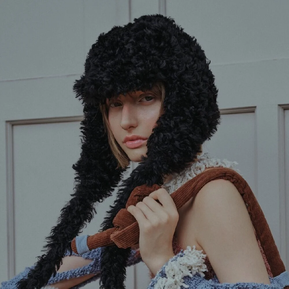 KNOT EARFLAP HAT IN FURRY BLACK
