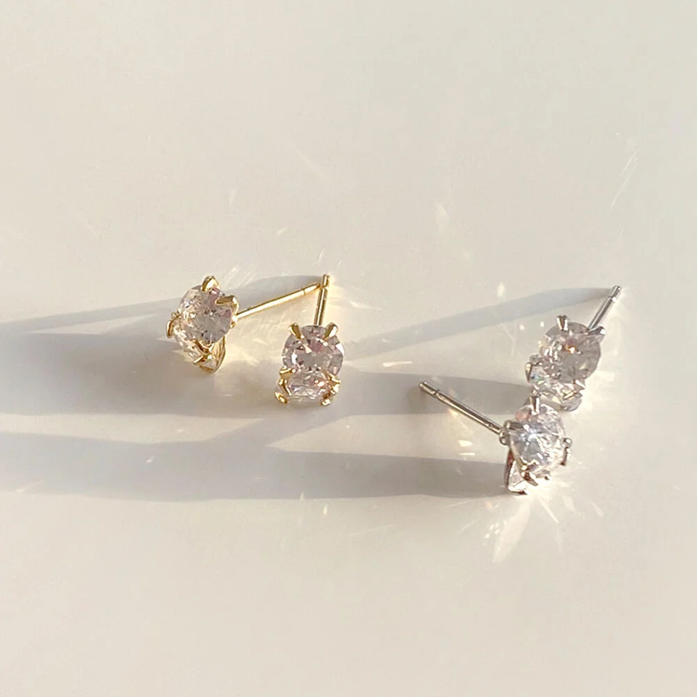 李河娜 著用 Mini Triangle Line Cubic Earring