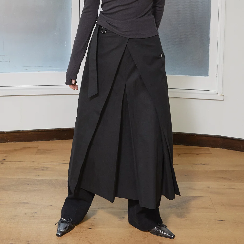 A LINE PLEATS BELTED SKIRT IN BLACK