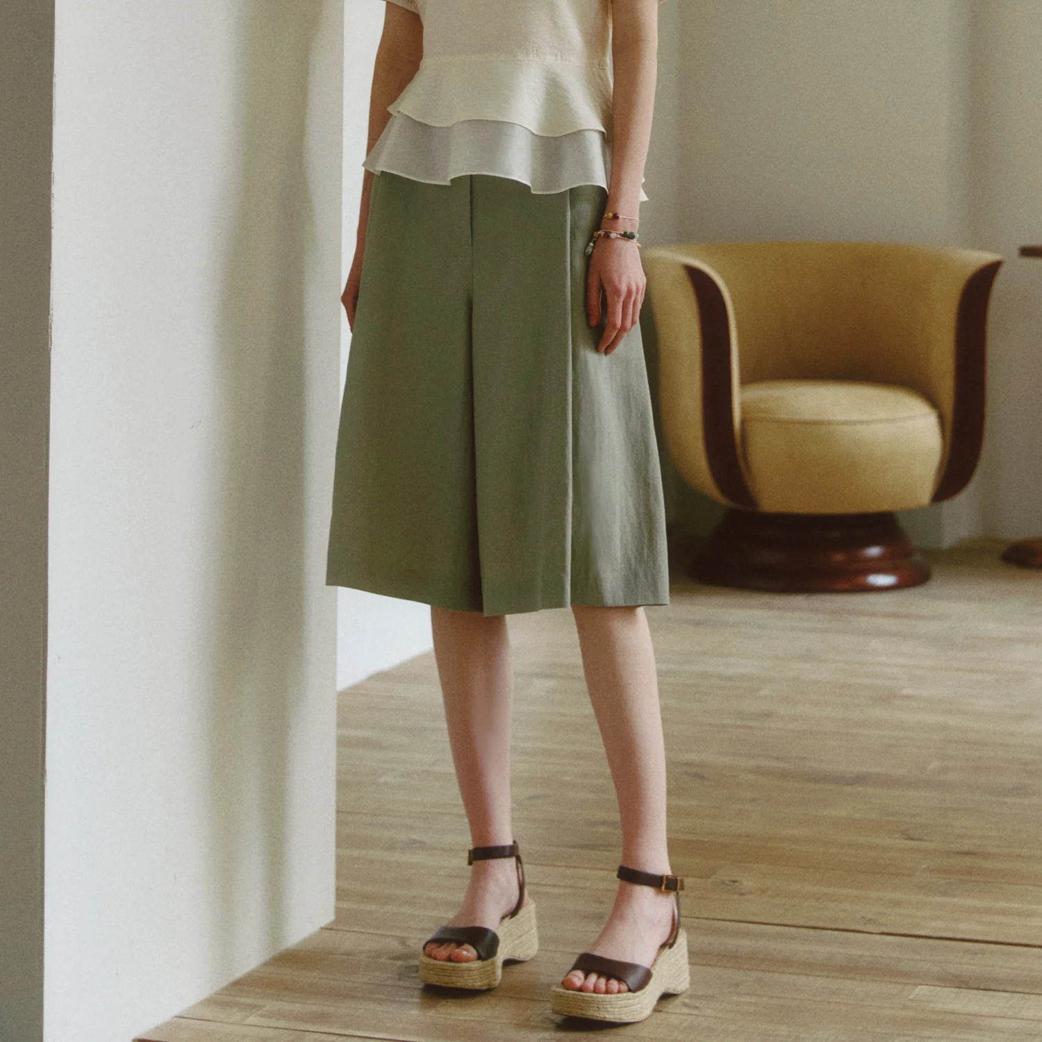 One Tuck Flare Bermuda Pants KHAKI