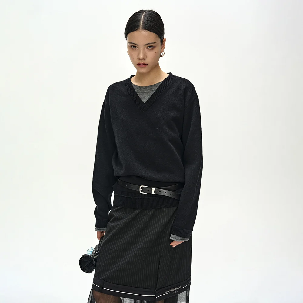 UNISEX LAYERED V-NECK SWEATER (BLACK)