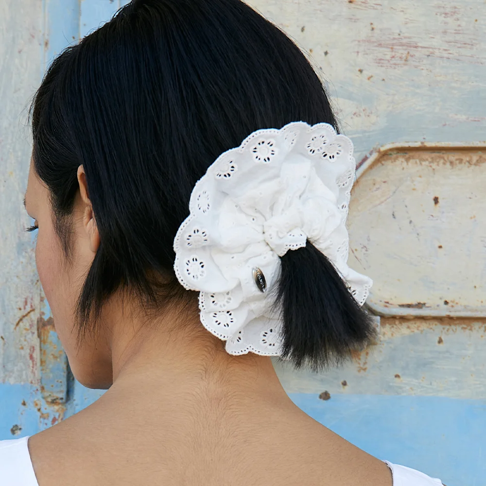FLORAL LACE HAIR SCRUNCHIE (WHITE)